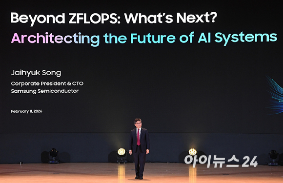 송재혁 삼성전자 디바이스솔루션(DS) 부문 최고기술책임자(CTO) 사장이 11일 서울 강남구 코엑스에서 열린 세미콘 코리아 2026에서 기조 강연을 하고 있다. [사진=곽영래 기자]