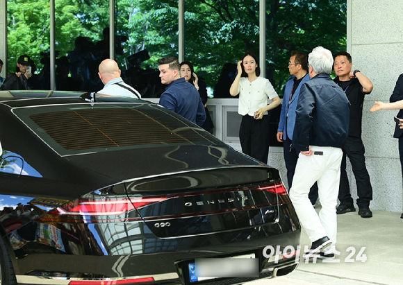 젠슨 황 엔비디아 최고경영자(CEO)가 5일 오후 전세기를 통해 서울김포비즈니스항공센터로 입국하고 있다. [사진=정소희 기자]
