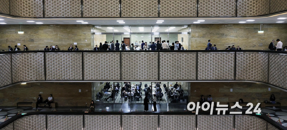 집권 2년차를 맞은 이재명 정부의 국정감사가 막을 올린 6일 서울 여의도 국회에서 피감기관 관계자들이 답변 준비로 분주하다. [사진=곽영래 기자]