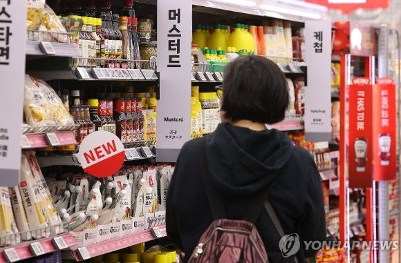 서울의 대형마트에서 한 시민이 장을 보고 있다. [사진=연합뉴스]