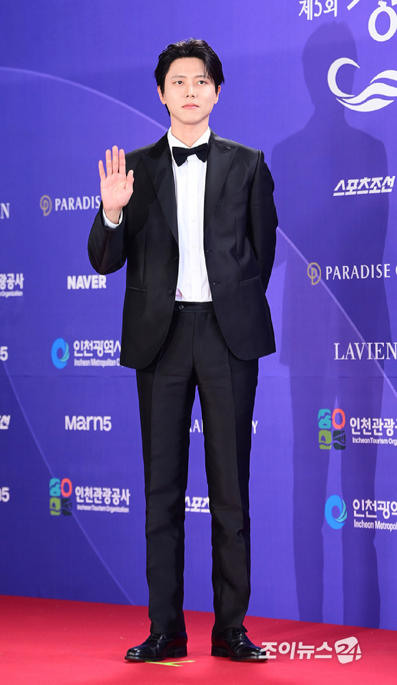 '도라이버' 방송인 주우재가&nbsp;31일 오후&nbsp;인천시 영종구 운서동 파라다이스시티에서 열린&nbsp;제5회 청룡시리즈어워즈&nbsp;레드카펫 행사에 참석하고 있다. [사진=정소희 기자]