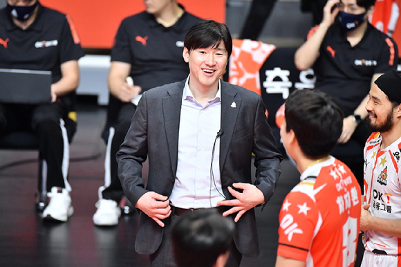 석진욱 전 감독, 이숙자 전 코치, 박철우 전 선수(이상 왼쪽부터)가 KBS N스포츠 배구 해설위원으로 위촉됐다. [사진=KBS N스포츠]