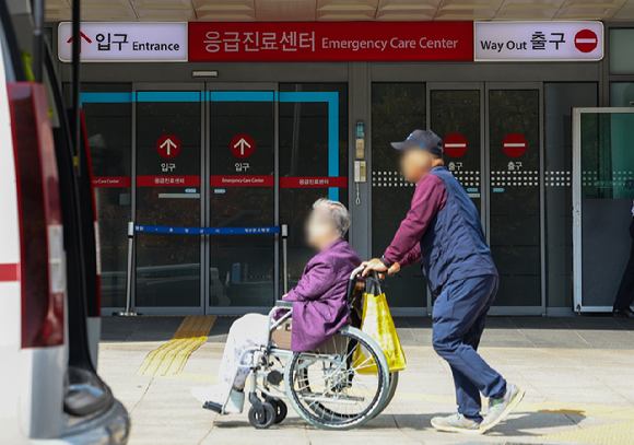 16일 서울 시내 한 대학병원에서 한 환자와 보호자가 응급실 앞을 지나고 있다. 2024.10.16 [사진=연합뉴스]