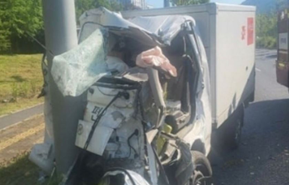 경기도 남양주에서 우체국 택배차량이 차량 2대와 부딪혀 택배기사가 숨지는 사고가 발생했다. 사진은 사고 현장. [사진=경기도북부소방재난본부 ]