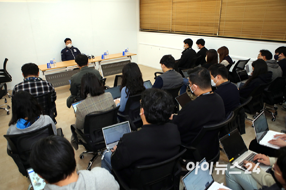 1일 오후 서울 잠실야구장에서 '2021 신한은행 SOL KBO리그' 키움 히어로즈와 두산 베어스의 와일드카드 결정전 1차전이 진행됐다. 두산 김태형 감독이 경기 전 취재진과 인터뷰를 하고 있다.