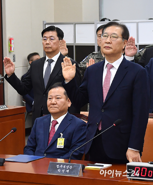 한덕수 국무총리 등 증인들이 22일 오전 서울 여의도 국회에서 열린 윤석열 정부의 비상계엄 선포를 통한 내란 혐의 진상규명 국정조사 1차 청문회에서 증인선서를 하고 있다. 이상민 전 행정안전부 장관은 고발과 재판 등의 이유로 증인 선서를 하지 않겠다며 앉아 있다. [사진=곽영래 기자]