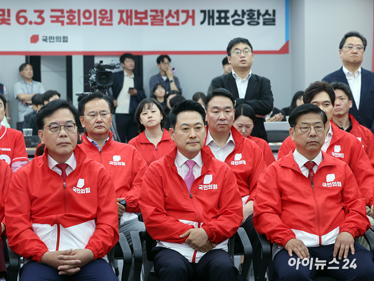 제9회 전국동시지방선거일인 3일 오후 서울 여의도 국회 의원회관에 마련된 더불어민주당 개표상황실에서 정청래 당 대표와 한병도 원내대표 등 지도부들이 지상파 방송3사 출구조사를 지켜보며 환호하고 있다. [사진=정소희 기자]
