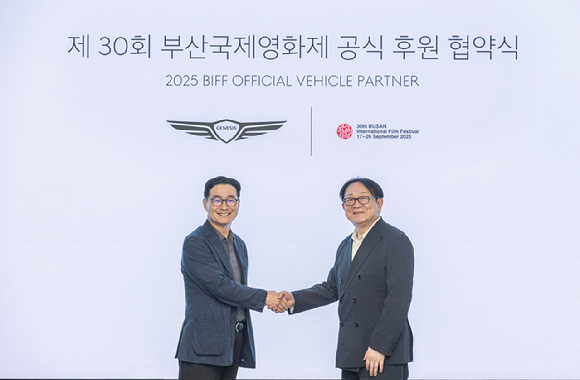 (왼쪽부터)정유석 현대차 국내사업본부장 부사장과 박광수 부산국제영화제 이사장이 7일 현대차 강남대로 사옥에서 열린 후원 협약식에서 기념촬영하고 있다. [사진=현대자동차]