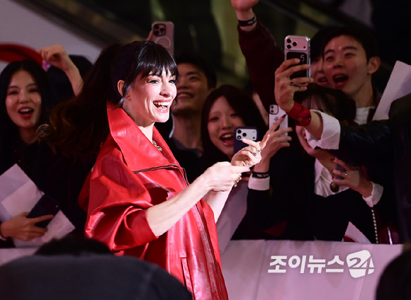 배우 앤 해서웨이가 8일 오후 서울 영등포구 타임스퀘어에서 열린 영화 '악마는 프라다를 입는다 2' 레드카펫 행사에 참석하고 있다. [사진=정소희 기자]