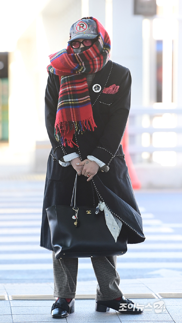 가수 지드래곤(GD, 권지용)이 20일 해외 일정 참석 차 인천국제공항을 통해 출국하고 있다. [사진=정소희 기자]