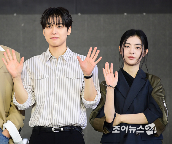 (왼쪽부터) 김정훈 감독-배우 조이현-김재원-강유석-배강희가 8일 부산 해운대구 영화의전당에서 열린 제31회 부산국제영화제 '최종면접' 야외 무대인사를 갖고 있다. [사진=정소희 기자]