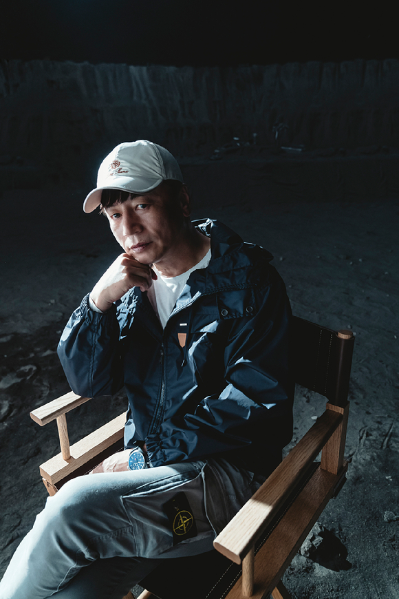 김용화 감독이 영화 '더 문' 인터뷰에 앞서 포즈를 취하고 있다. [사진=CJ ENM]