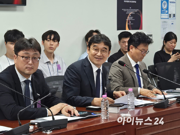 유태준 마음AI 대표(가운데)가 30일 국회 의원회관에서 진행된 '산업 전반에 미치는 피지컬 AI의 영향과 AI 정책 방향' 세미나에서 발언하고 있다. [사진=최란 기자]