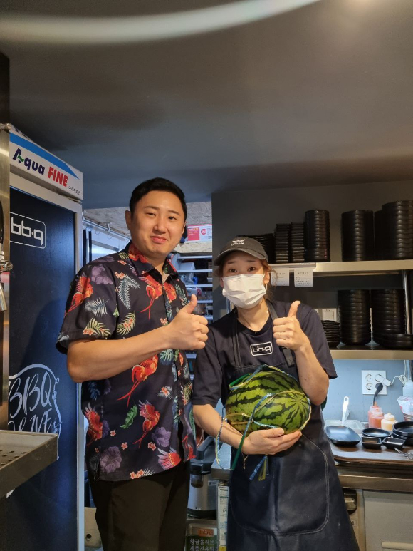 BBQ 임직원과 패밀리가 기념촬영을 하고 있다. [사진=제너시스BBQ ]