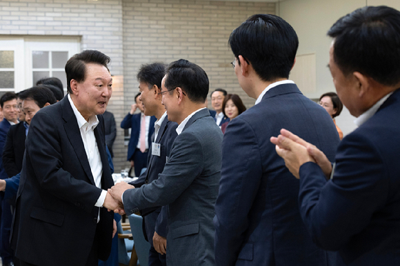 윤석열 대통령이 2일 서울 용산 대통령실 앞 파인그라스에서 열린 국민의힘 원내지도부 초청 만찬에서 참석자들과 인사하고 있다. 2024.10.2 [사진=대통령실]