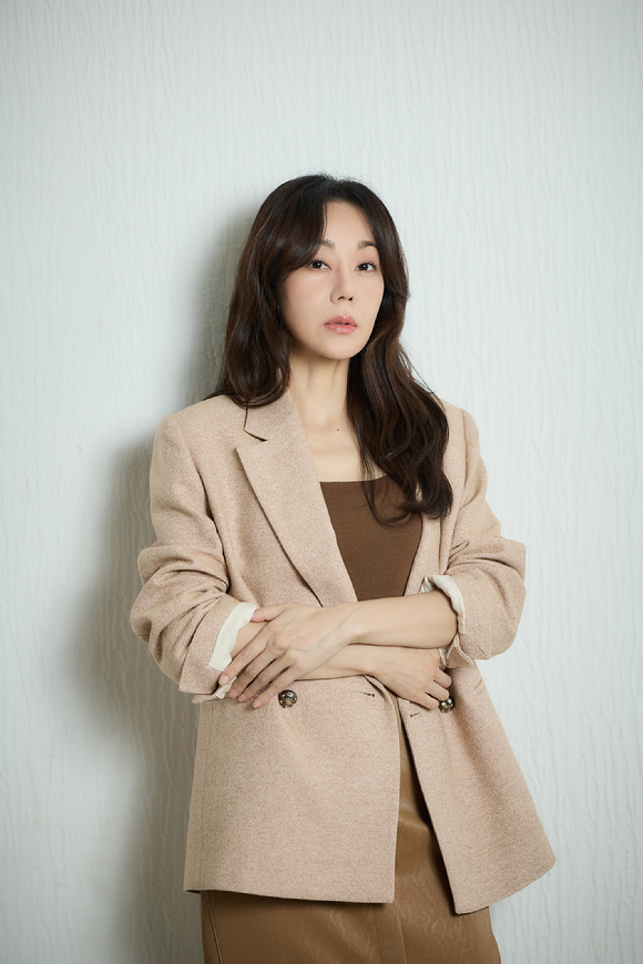 배우 김윤진이 영화 '자백' 인터뷰에 앞서 포즈를 취하고 있다. [사진=롯데엔터테인먼트]
