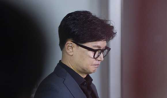 무소속 한동훈 의원이 15일 국회 의원회관에서 열린 토론회에 참석한 뒤 취재진과 가진 간담회에서 질문을 받고 있다. 2026.9.15 [사진=연합뉴스]