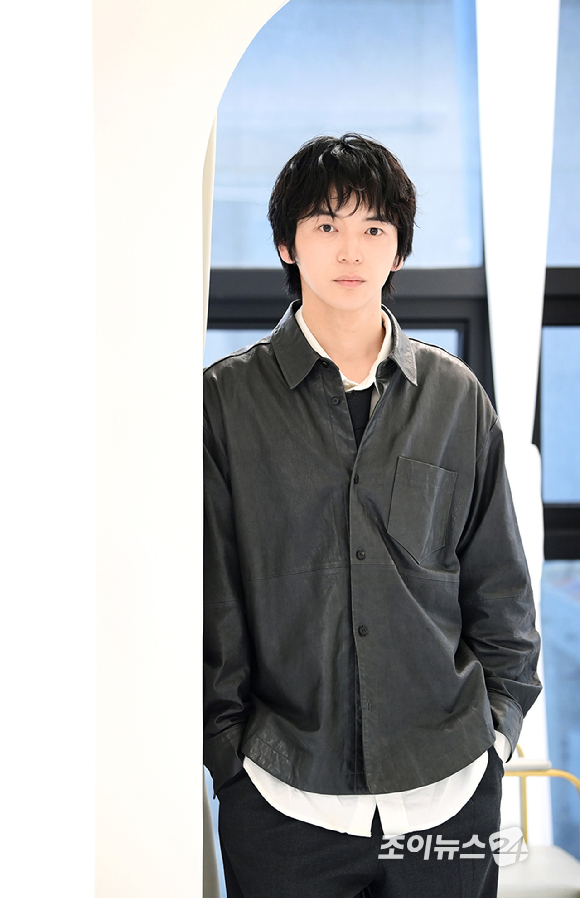 배우 강승호가 31일 서울 성동구 성수동에 위치한 케이팝 체험 아카데미 케이팝아케이드에서 진행된 조이뉴스24와의 인터뷰에 앞서 포즈를 취하고 있다. [사진=정소희 기자]