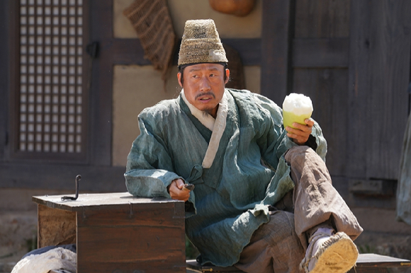 배우 유해진이 영화 '왕과 사는 남자'에서 열연하고 있다. [사진=(주)쇼박스]