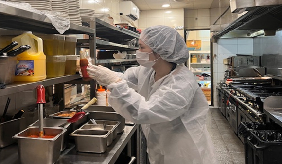 인천광역시 점검원이 지난 23일~27일 팥빙수, 커피, 아이스크림 등 조리&middot;판매 업소 220곳을 대상으로 특별 위생 점검을 하고 있다. [사진=인천시]