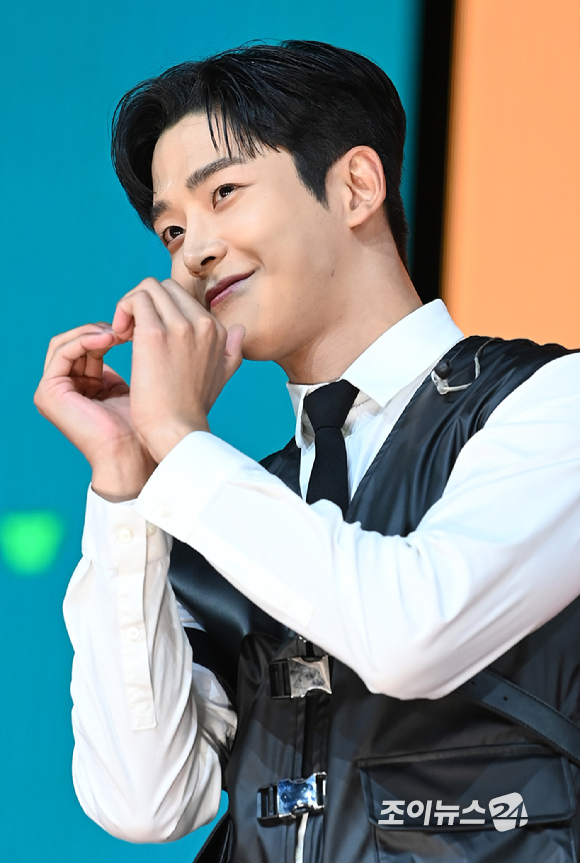 그룹 에스에프나인(SF9) 로운이 22일 오후 서울 광진구 예스24라이브홀에서 열린 SF9 열 번째 미니앨범 '루미네이션(RUMINATION)' 발매 쇼케이스에서 포토타임을 갖고 있다. [사진=정소희 기자]