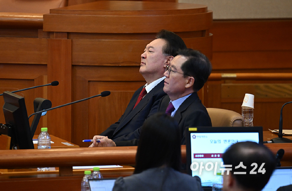 윤석열 대통령이 20일 오후 서울 종로구 헌법재판소에서 열린 탄핵심판 10차 변론에 출석해 있다. [사진=사진공동취재단]