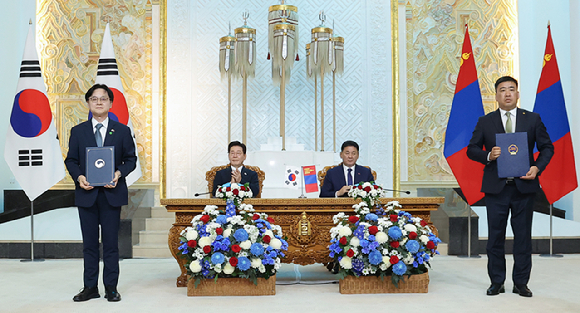 이재명 대통령과 오흐나 후렐수흐 몽골 대통령이 9일(현지시간) 울란바타르 정부청사에서 공동언론발표 후 인사하고 있다. 2026.7.9 [사진=연합뉴스]