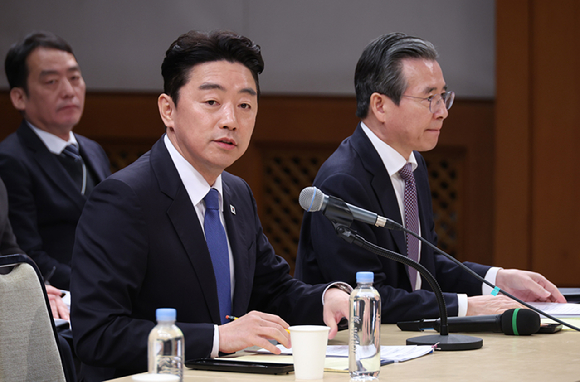 강훈식 비서실장이 7일 청와대에서 열린 중동상황 관련 기자간담회에서 발언하고 있다. 오른쪽은 김용범 정책실장. 2026.4.7 [사진=연합뉴스]