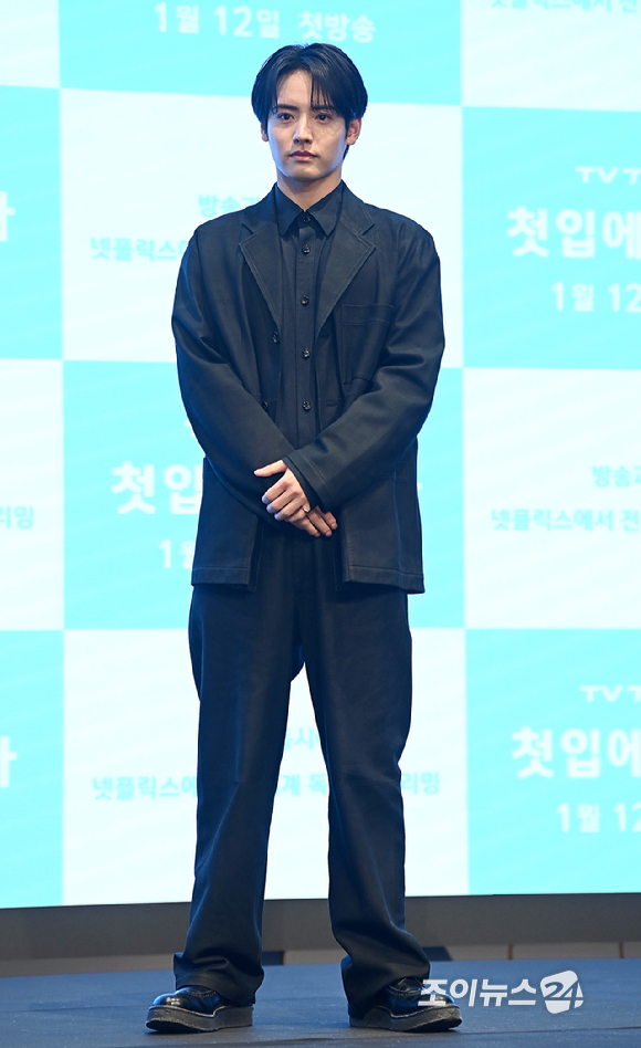 배우 아카소 에이지가 7일 오후 서울 구로구 더 세인트에서 진행된 '첫입에 반하다' 제작발표회에서 포즈를 취하고 있다. [사진=곽영래 기자]