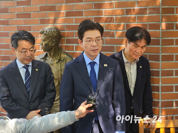 정원오 더불어민주당 서울시장 후보가 30일 서울 종로구 전태일기념관 앞에서 노동공약을 발표하고 있다. [사진=홍성효 기자]