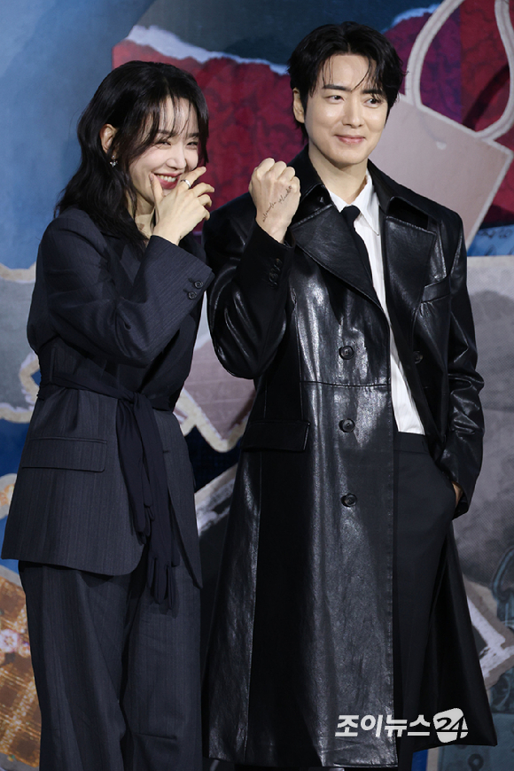 배우 신혜선, 이준혁이 10일 오전 서울 중구 장충동 앰배서더 서울 풀만 호텔에서 열린 넷플릭스 시리즈 '레이디 두아' 제작발표회에 참석해 포즈를 취하고 있다. [사진=문수지 기자]