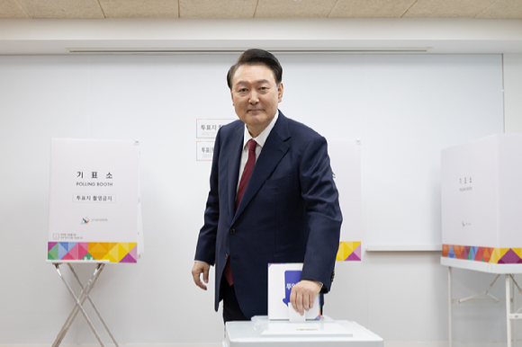 윤석열 대통령이 서울시교육감 보궐선거 투표 날인 16일 서울 용산구 용산공예관 투표소에서 투표하고 있다. 2024.10.16 [사진=대통령실]