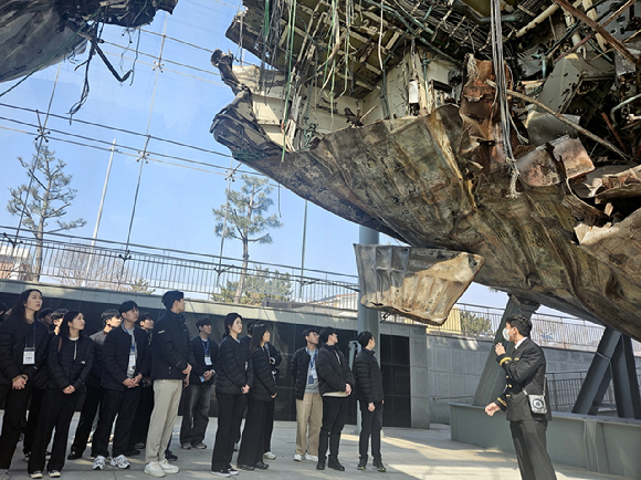 지난 11일 해군 제2함대사령부를 방문한 LIG넥스원 임직원들이 천안함 피격사건에 대한 설명을 듣고 있다. [사진=LIG넥스원]