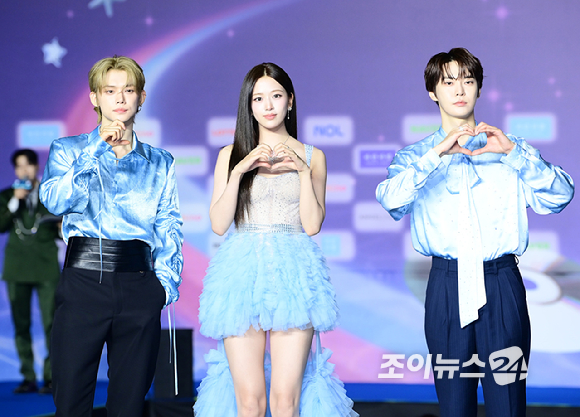 엔시티127 도영-아이브 안유진-투바투 연준이 26일 오후 경기도 고양 일산서구 대화동 킨텍스에서 열린 2025 SBS 가요대전 Summer(써머) 블루카펫 행사에 참석하고 있다. [사진=정소희 기자]