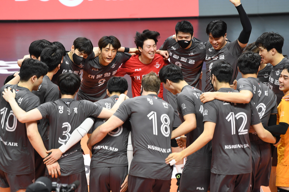 대한항공 선수들이 25일 열린 OK금융그룹과 원정 경기에서 세트 스코어 3-0으로 승리를 거두며 2021-22시즌 정규리그 1위를 확정한 뒤 코트로 모두 나와 세리머니를 하고 있다. [사진=한국배구연맹(KOVO)]