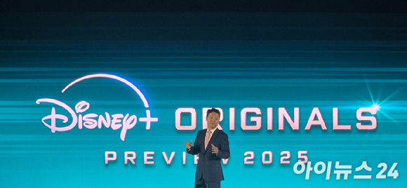 13일 오전 홍콩 디즈니랜드 호텔 콘퍼런스센터에서 열린 '디즈니플러스 오리지널 프리뷰 2025' 행사에 참석한 '메이드인 코리아' 출연진들. [사진=서효빈 기자]