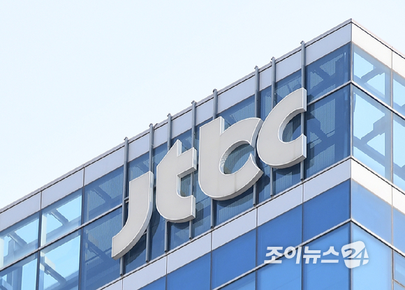 JTBC 상암동 사옥 외관, 로고 [사진=정소희 기자]