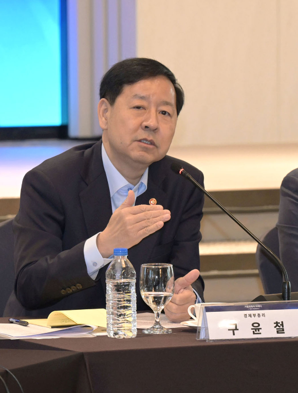 정철 한경협 연구총괄대표를 비롯한 주요 내빈들이 20일 여의도 CCMM빌딩에서 열린 '제2차 기업성장포럼'에 참석해 기념촬영을 하고 있다. 한국경제인협회가 대한상공회의소, 한국중견기업연합회와 공동으로 개최한 이번 포럼에서는 경제계, 정부, 국회, 학계 인사가 함께 모여 ‘성장지향형 기업생태계 구축을 위한 혁신 전략’을 논의했다. 첫번째 줄 왼쪽 3번째부터 김도읍 국민의힘 정책위의장, 한정애 더불어민주당 정책위의장, 구윤철 경제부총리 겸 기획재정부 장관, 최태원 대한상의 회장, 최진식 중견련 회장, 정철 한경협 연구총괄대표. [사진=한국경제인협회]