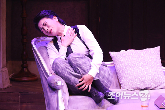 배우 정인지가 19일 오후 서울 종로구 동숭동 대학로티오엠에서 진행된 연극 '오펀스' 프레스콜에 참석해 열연을 펼치고 있다. [사진=문수지 기자]