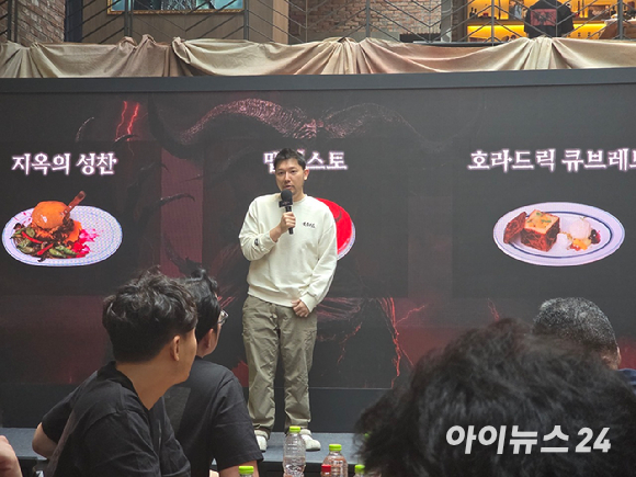 자벤 하로투니안 블리자드 어소시에이트 게임 디렉터가 27일 서울 서초구 데블스도어 센트럴시티점에서 열린 '디아블로4: 증오의 군주' 출시 기념 기자간담회에서 기념 촬영을 하고 있다. [사진=박정민 기자]