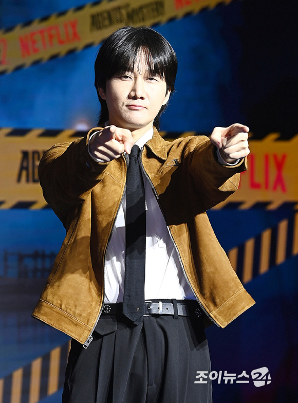 개그맨 이용진이 19일 오전 서울 마포구 호텔 나루 서울 엠갤러리에서 열린 넷플릭스 예능프로그램 '미스터리 수사단 시즌2&rsquo;의 제작발표회에서 포즈를 취하고 있다. [사진=곽영래 기자]