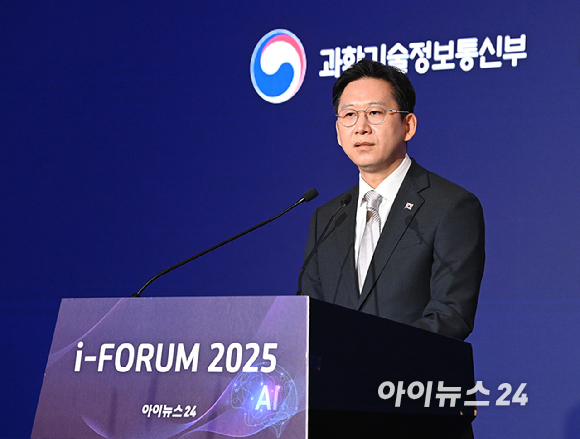 김민석 국무총리(서 있는 이 오른쪽)가 24일 정부서울청사 본관 대회의실에서 '제1회 과학기술관계장관회의' 를 주재하기 위해 배경훈 부총리 겸 과학기술정보통신부 장관(서 있는 이 왼쪽)과 웃으며 자리에 앉고 있다. [사진=과기정통부]