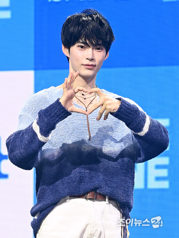 그룹 제로베이스원(ZEROBASEONE) 성한빈이 24일 오후 서울 용산구 블루스퀘어에서 열린 미니 5집 '블루 파라다이스(BLUE PARADISE)' 발매 기념 쇼케이스에서 포토타임을 갖고 있다. [사진=곽영래 기자]