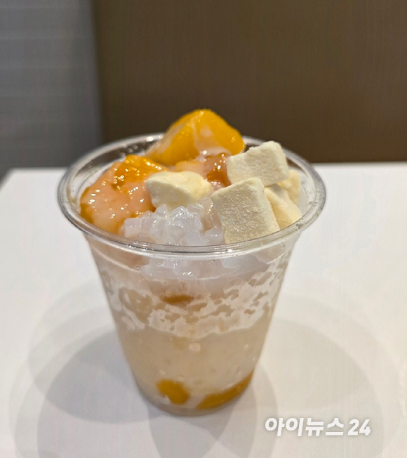 메가MGC커피의 '말차 젤라또 팥빙 파르페'(왼쪽)와 '팥빙 젤라또 파르페'. 촬영 과정에서 일부 녹아 실제 제품보다 다소 부드러워진 모습. [사진=구서윤 기자]
