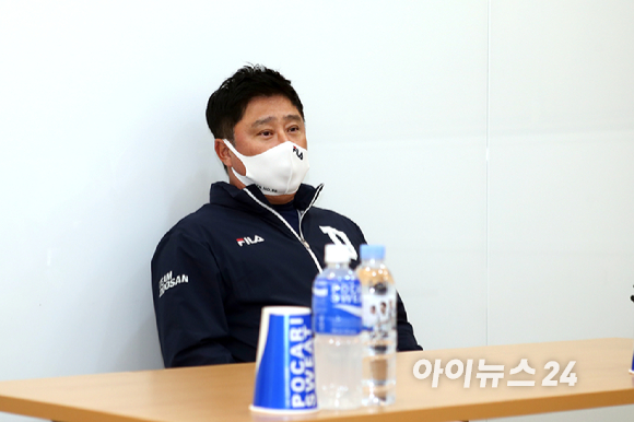 1일 오후 서울 잠실야구장에서 '2021 신한은행 SOL KBO리그' 키움 히어로즈와 두산 베어스의 와일드카드 결정전 1차전이 진행됐다. 두산 김태형 감독이 경기 전 취재진과 인터뷰를 하고 있다.