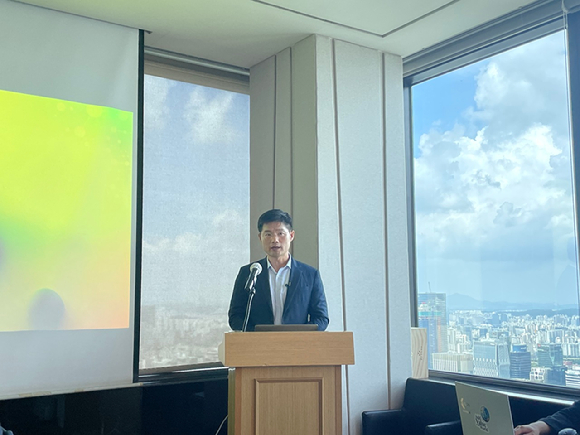 김남용 큐리옥스바이오시스템즈 대표이사가 27일 오전 서울 영등포구 여의도에서 열린 IPO 기자간담회에서 코스닥 상장에 따른 향후 비전과 전략을 발표하고 있다. [사진=김지영 기자]