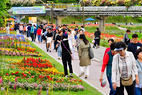 관람객들이 지난해 길동무 꽃길축제을 구경하고 있다 [사진=장성군]