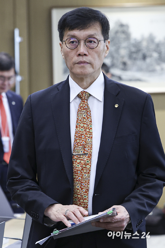 이창용 한국은행 총재가 23일 서울 중구 한국은행에서 열린 금융통화위원회에 입장하고 있다. [사진=사진공동취재단]