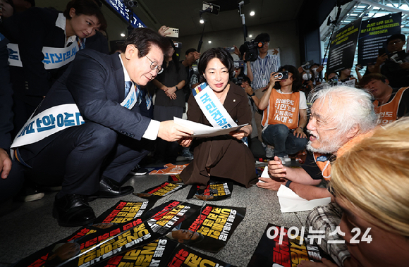 이재명 더불어민주당 대표가 13일 오전 서울 용산구 용산역에서 추석 귀성인사를 하던 도중 박경선 전국장애인차별철폐연대(전장연) 대표의 7대 장애인권리입법 제정 호소를 듣고 있다. [사진=곽영래 기자]