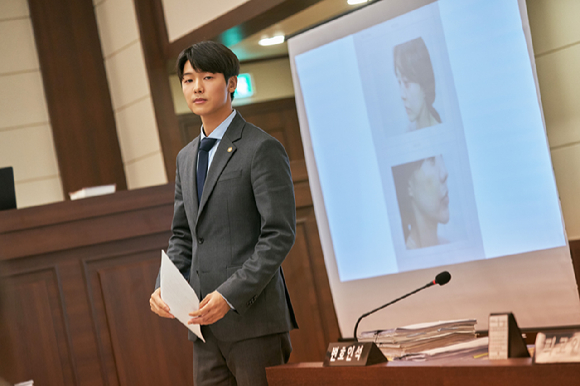 그룹 씨엔블루 멤버이자 배우 강민혁이 영화 '폭로'(감독 홍용호) 인터뷰에 앞서 포즈를 취하고 있다. [사진=(주)로그라인스튜디오]